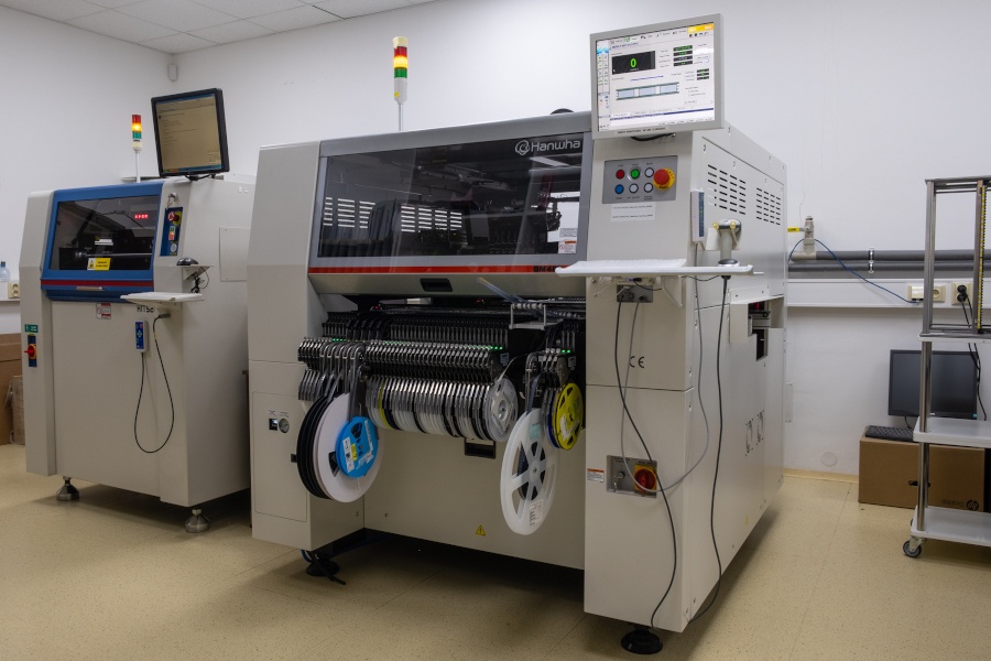 03 osazovaci stroj hanwha a | ADDAT s.r.o. | Zakázková výroba elektroniky, EMS služby - Liberec